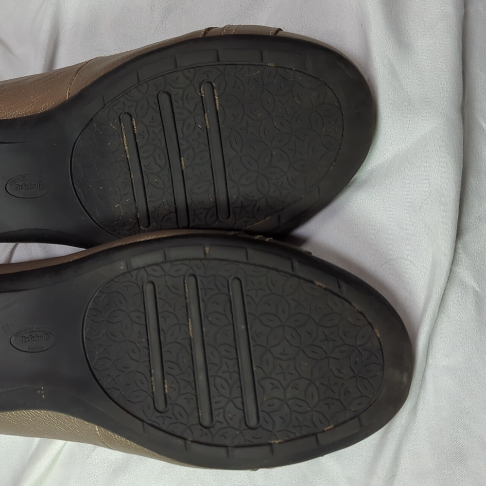 Dr Scholl's Sz 9 Gold/Copper Flats. Comfortable and stylish comfort flats - Picture 10 of 12